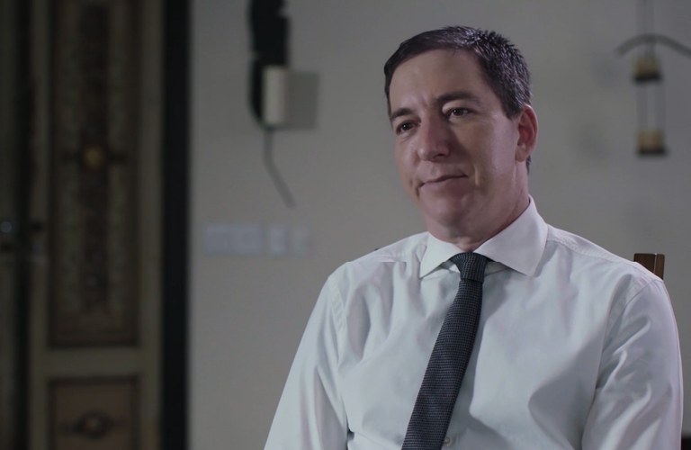 A NOSSA BANDEIRA JAMAIS SERÁ VERMELHA_GLENN GREENWALD.jpg