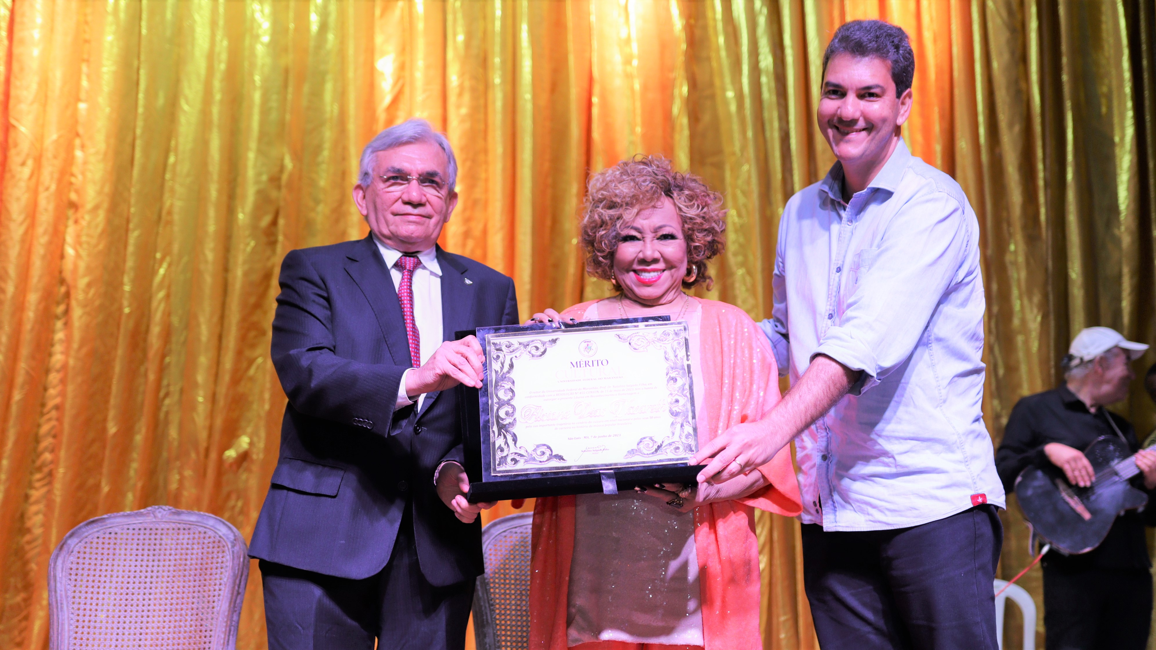 Alcione recebe honraria Mérito Cultural entregue pela UFMA em São Luís