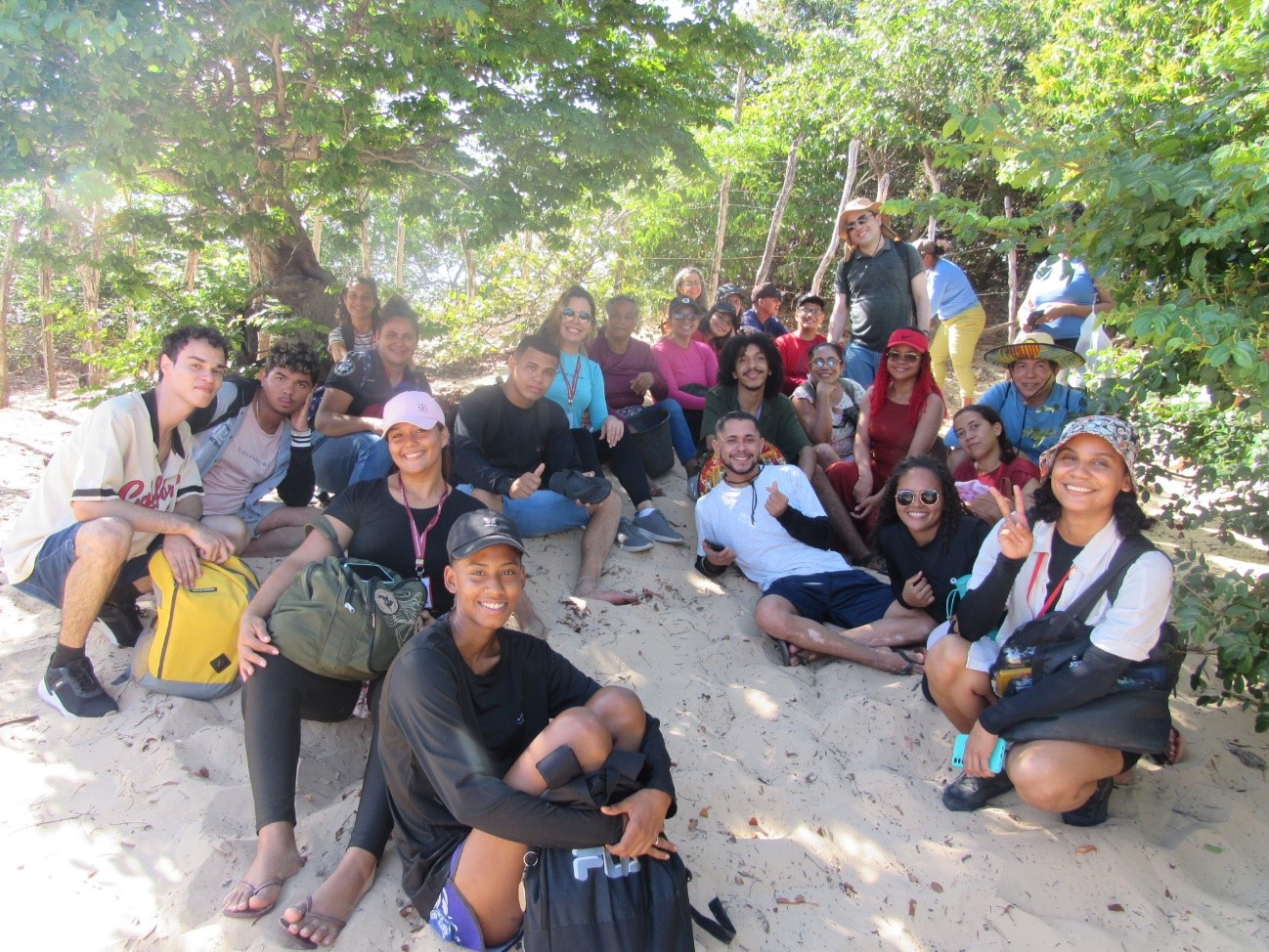 Alunos do curso de Turismo da UFMA realizam pesquisa de campo a partir da vivência do marisco