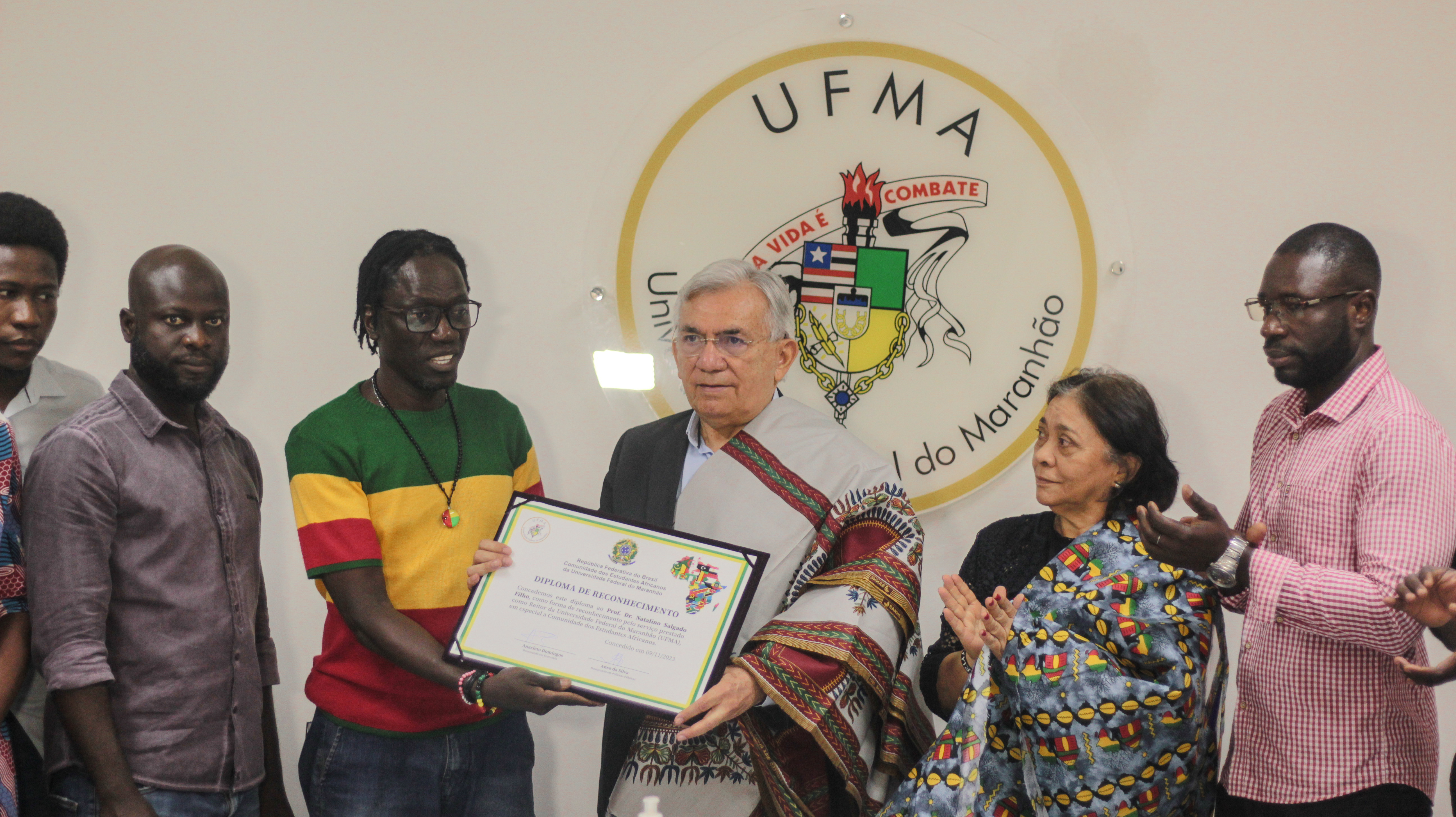 Estudantes Africanos da UFMA entregam Diploma de Reconhecimento a Natalino Salgado por contribuições relevantes