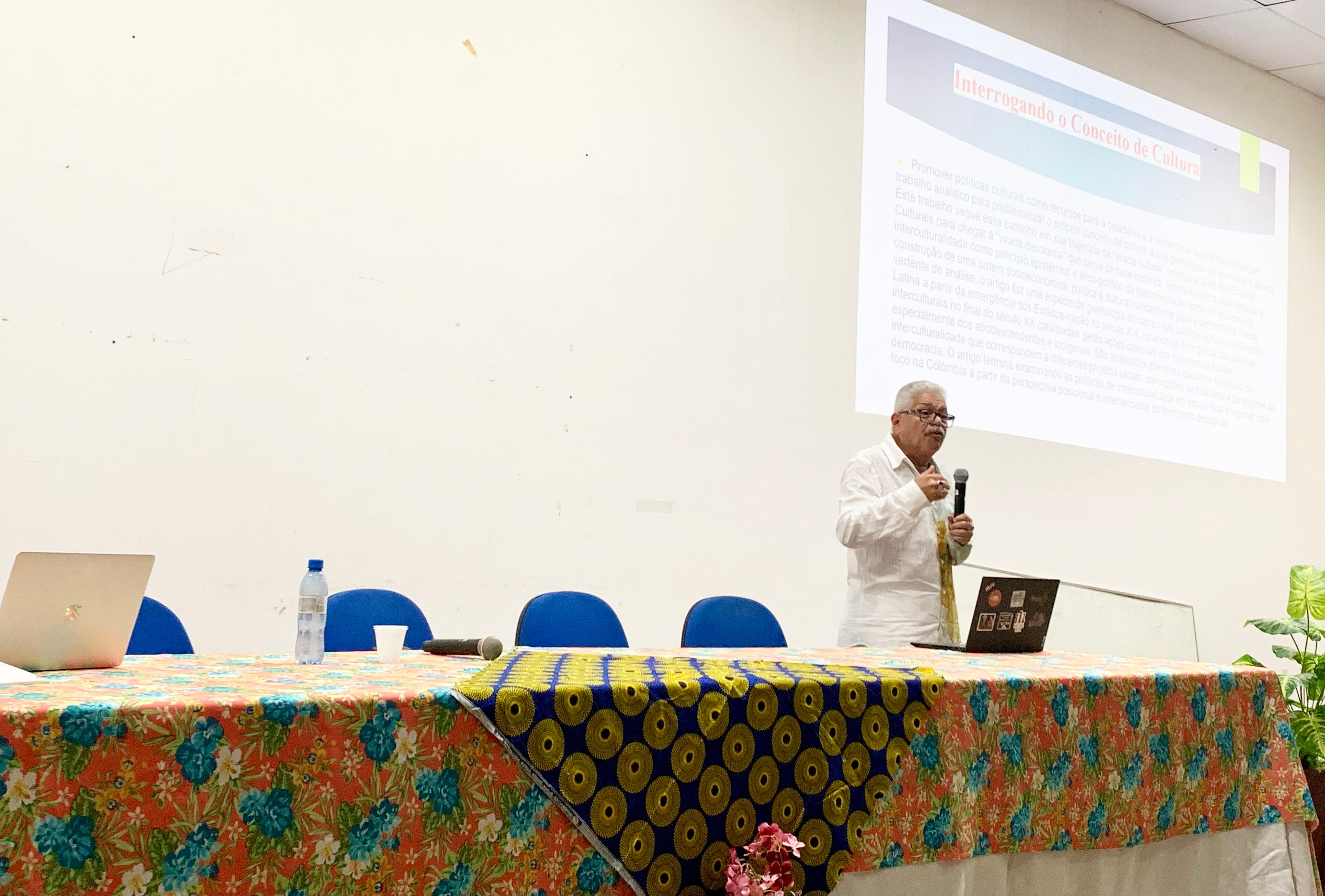 Palestrante da Universidade de Massachusetts realiza conferência sobre políticas culturais descolonizadoras na UFMA Imperatriz