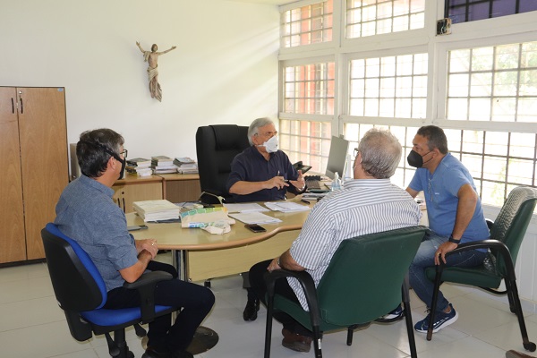 Reitor recebe visita do secretário de esporte e lazer para novas parcerias.jpg