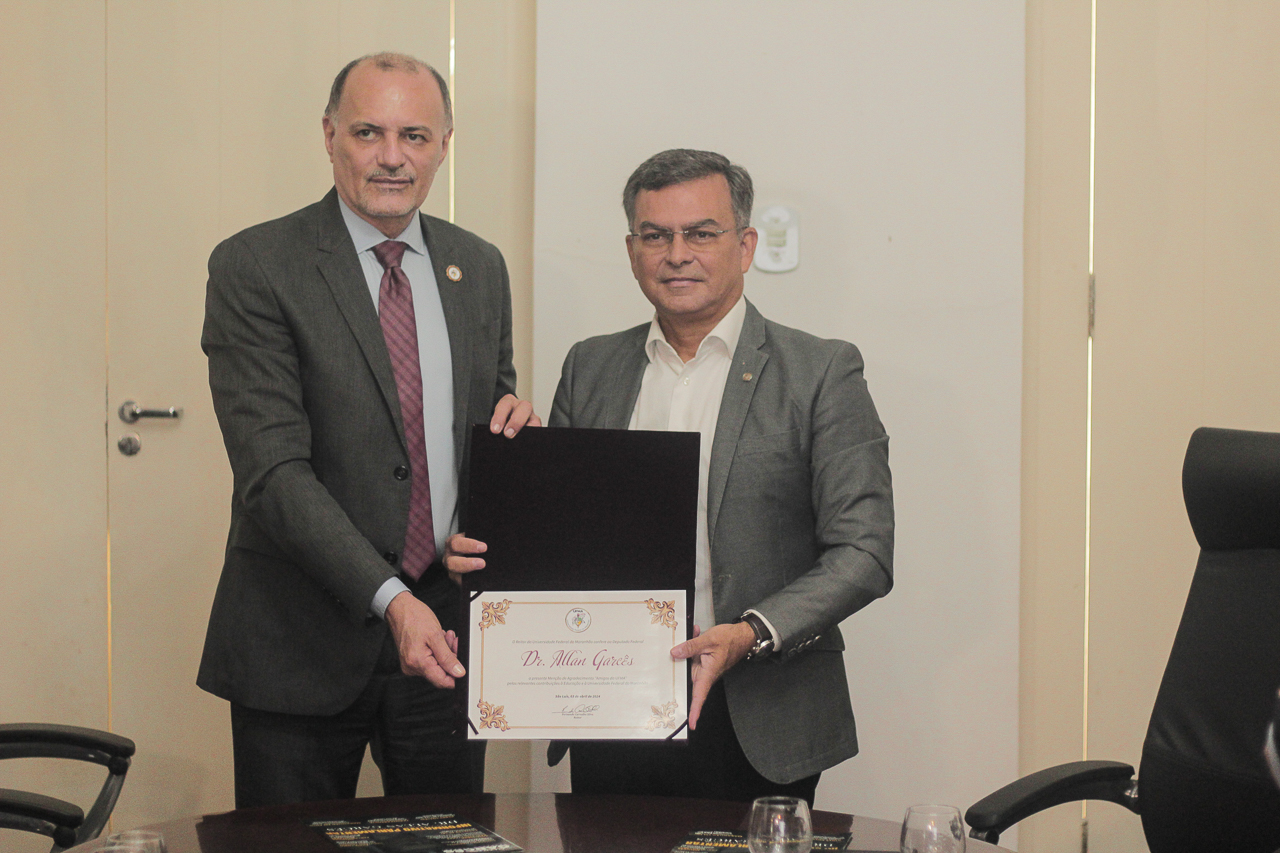 UFMA entrega certificado de agradecimento ao deputado federal Allan Garcês por contribuições à instituição