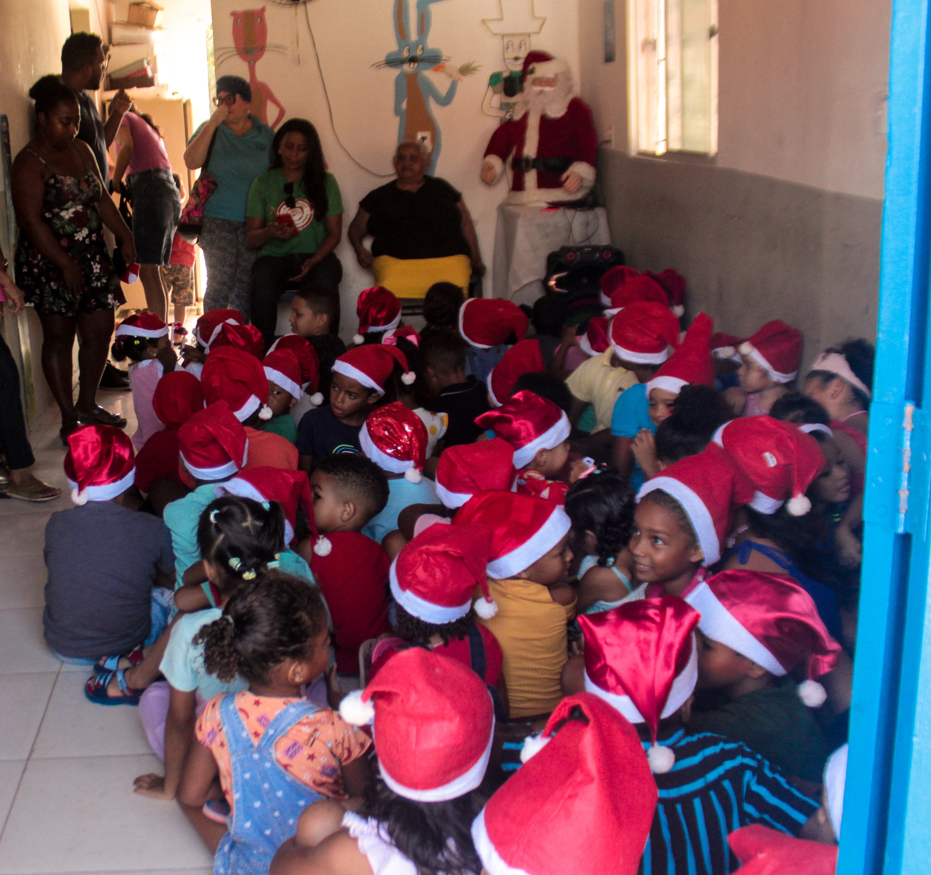 UFMA entrega presentes para crianças da Creche Cristo Rei em alusão a ação "Papai Noel dos Correios"