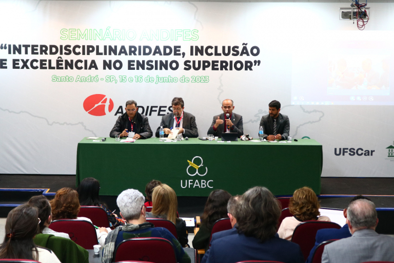 Universidades têm papel central para desenvolvimento do Brasil, diz ministro Padilha no Pleno da Andifes