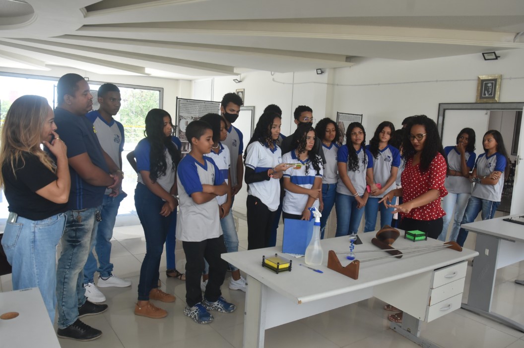 Visitas ao Espaço da Ciência e do Firmamento, durante a Feira das Profissões, incentivam estudantes a seguir carreiras científicas.jpg