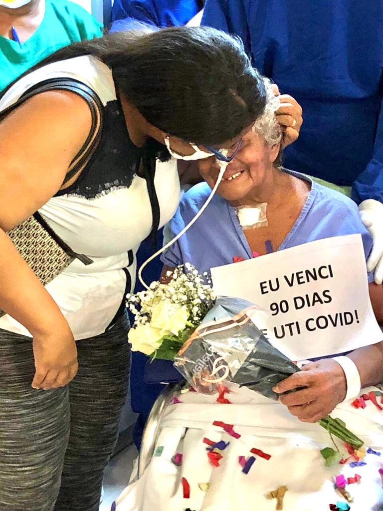 Luzia Angelita Costa Almeida recebe alta do HU