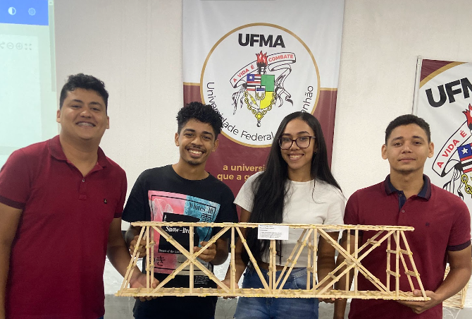 Segunda edição da competição de pontes de palitos de picolé