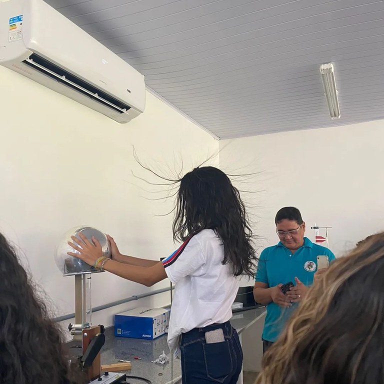Alunos visitantes no Laboratório de Física