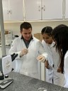Professor Efraim Costa e alunos no Laboratório de Química do CCBL nas atividades do Programa GLOBE