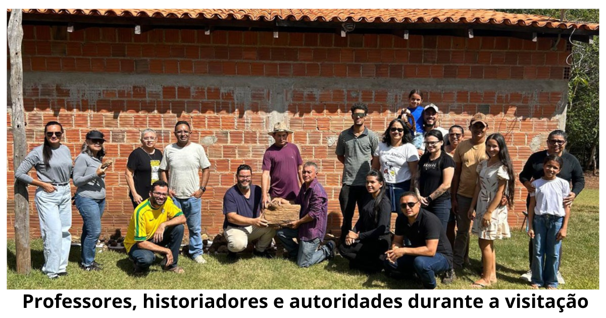 Professores, historiadores e autoridades durante a visitação.png