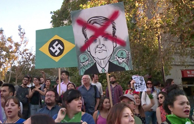 A NOSSA BANDEIRA JAMAIS SERÁ VERMELHA_STILL.jpg