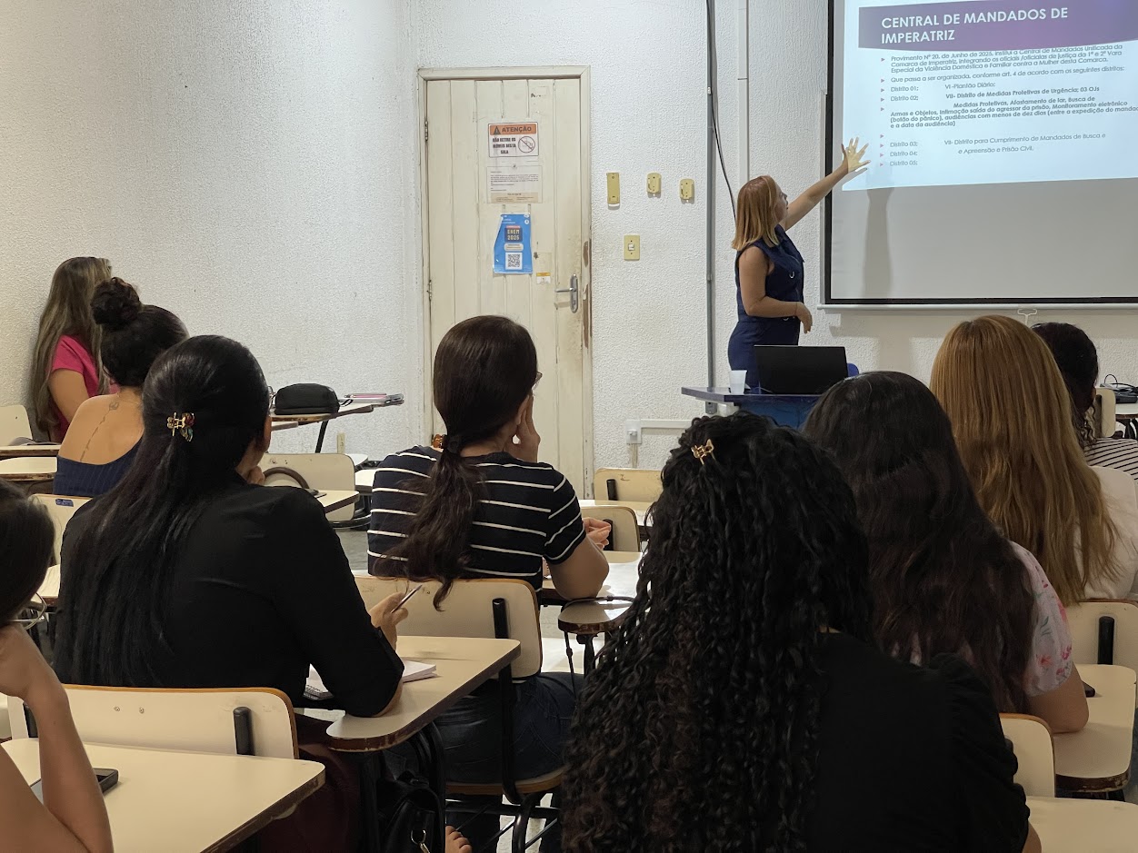 curso de extensão qualifica profissionais que atuam na linha de frente do acolhimento e enfrentamento a violência.JPG