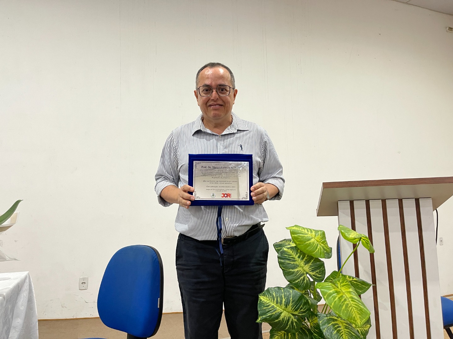 Os professores do Curso de Jornalismo fizeram essa placa em homenagem ao professor Marcos Fábio.JPG