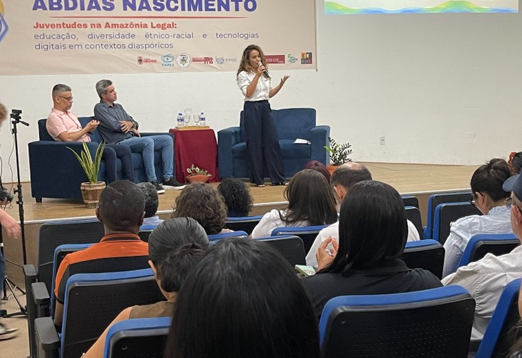Evento reuniu pesquisadores, docentes e estudantes de instituições brasileiras e estrangeiras para discutir educação, juventudes, relações étnico-raciais e contextos diaspóricos