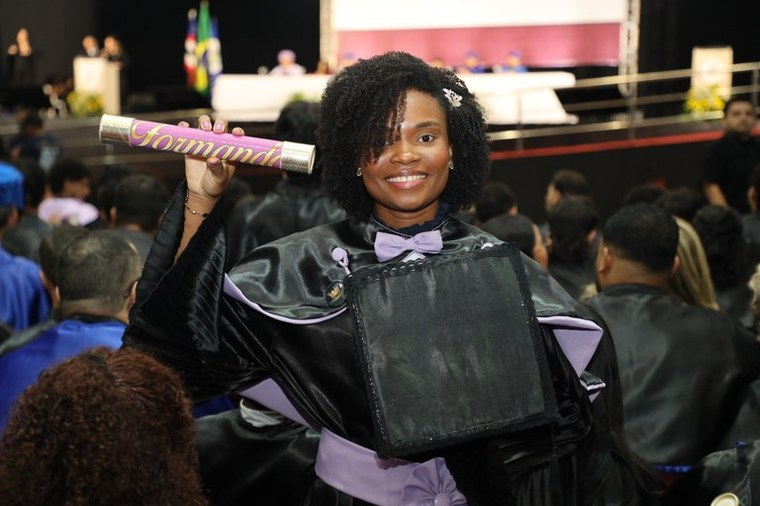 Formandos do CCH e CCET celebram conquistas ao lado da família em uma cerimônia marcada por emoção, orgulho e novos começos