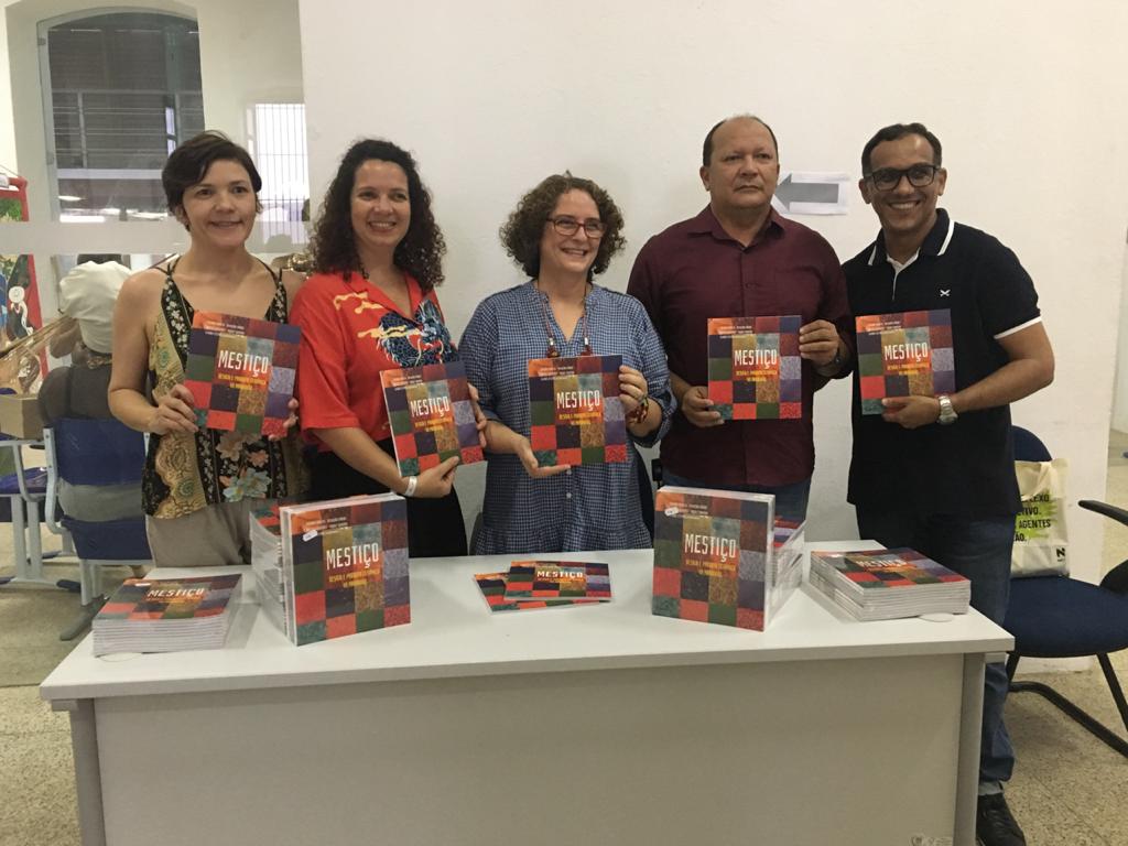 Lançamento do livro Mestiço, fruto de pesquisa do laboratório de cerâmica.