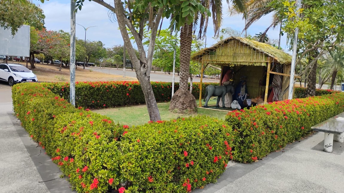 Espírito Natalino na UFMA: Servidores da SINFRA Montam Lindo Presépio