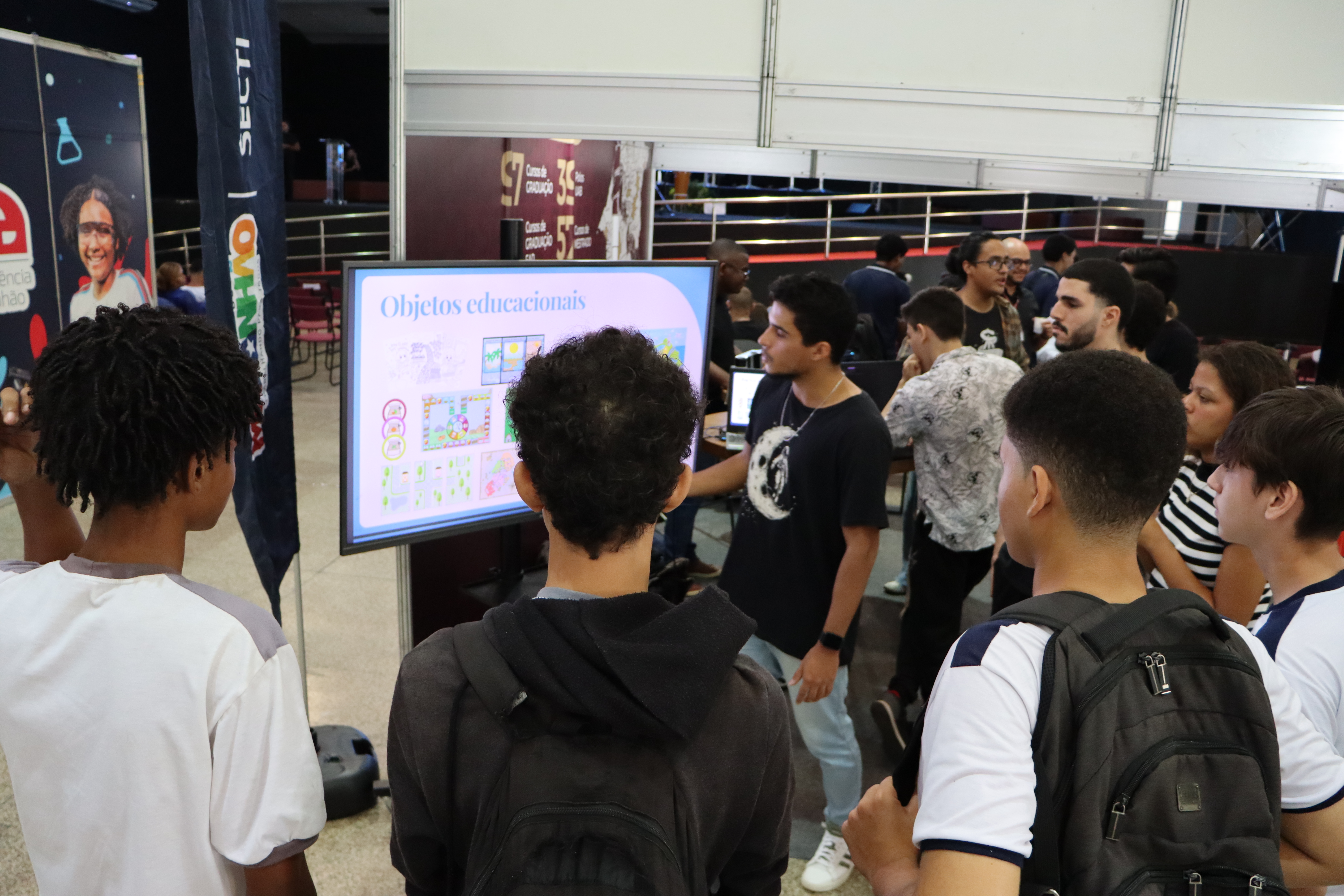 Estudantes de Ciências da Computação da UFMA apresentam projetos de pesquisa aos visitantes. Foto: Agaminon Sales