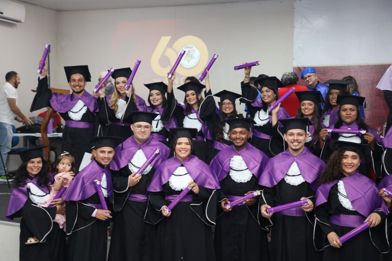 Alegria e emoção marcam colação de grau na UFMA Câmpus Grajaú