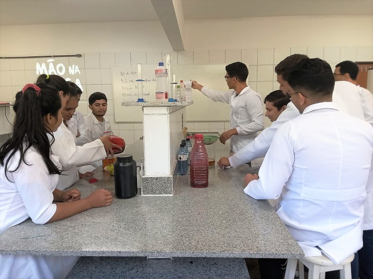 Alunos do Câmpus de chapadinha participam de oficina de fabricação de sabão utilizando óleo de cozinha