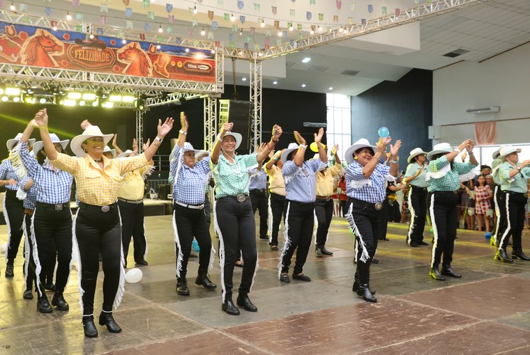 Centenas de pessoas prestigiaram a festa de São João nessa quarta-feira, no Centro de Convenções da UFMA