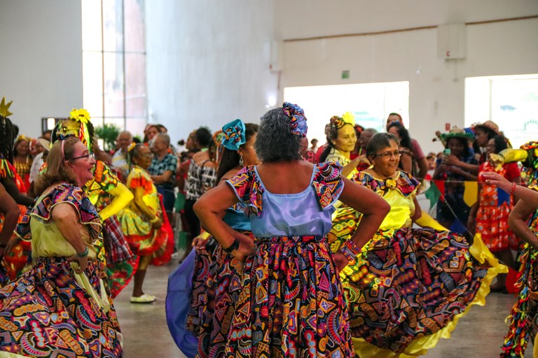 Arraial da 'Felizidade' celebra a alegria do São João entre a terceira idade