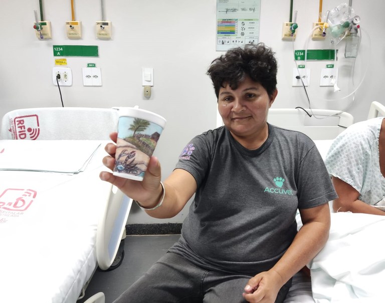 Arte em copo ganha vida pelas mãos de acompanhante de paciente internada no HU-UFMA