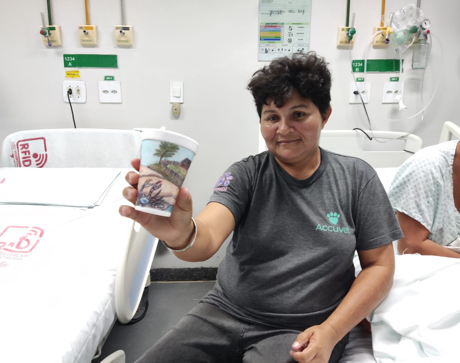 Arte em copo ganha vida pelas mãos de acompanhante de paciente internada no HU-UFMA