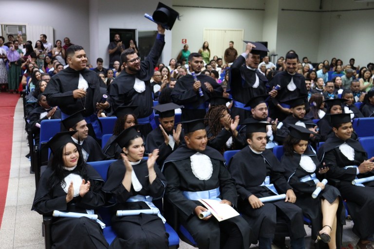 Câmpus da UFMA de Bacabal é palco para celebração acadêmica de dezesseis novos profissionais