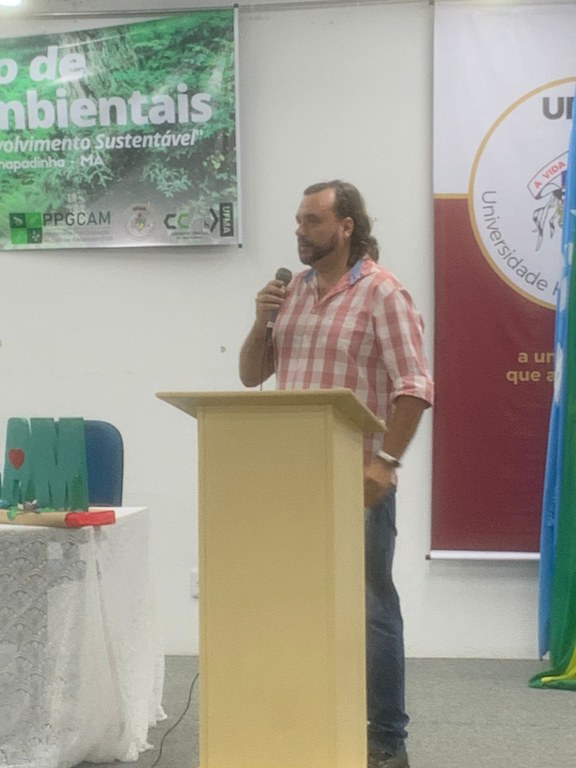 Professor Felipe Ottoni agradece a participação de todos