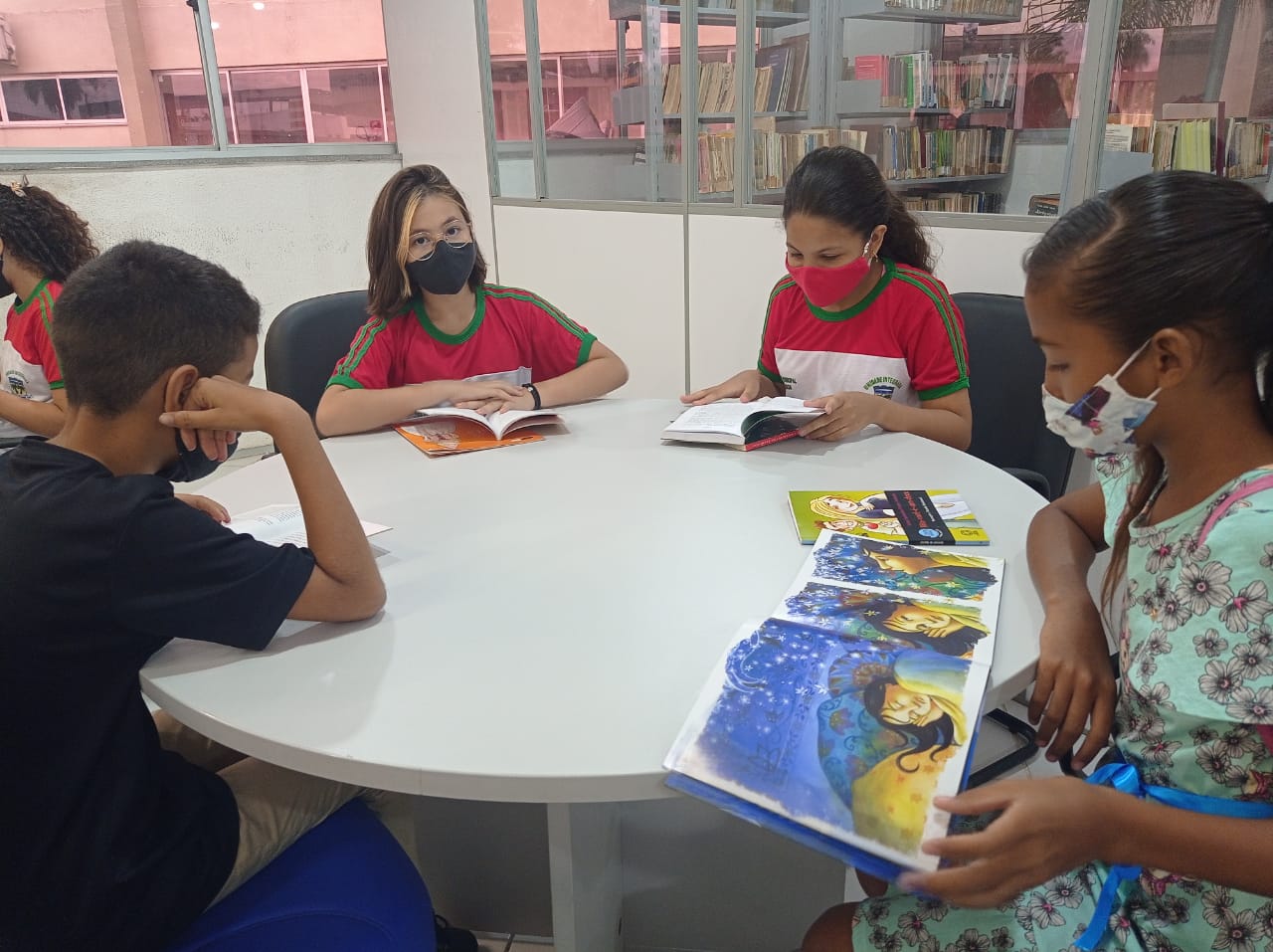 Câmpus de Imperatriz realiza projeto de extensão “Conhecendo a Biblioteca Universitária”.jpeg