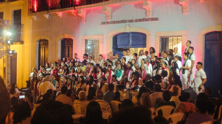 Cantata Natalina promovida pela UFMA em parceria com o Sesi leva centenas de pessoas à praça João Lisboa