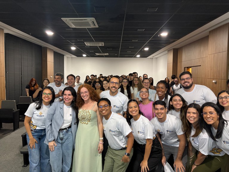Curso de Odontologia da UFMA recebe pesquisadora da UEPG para palestra sobre clareamento dental