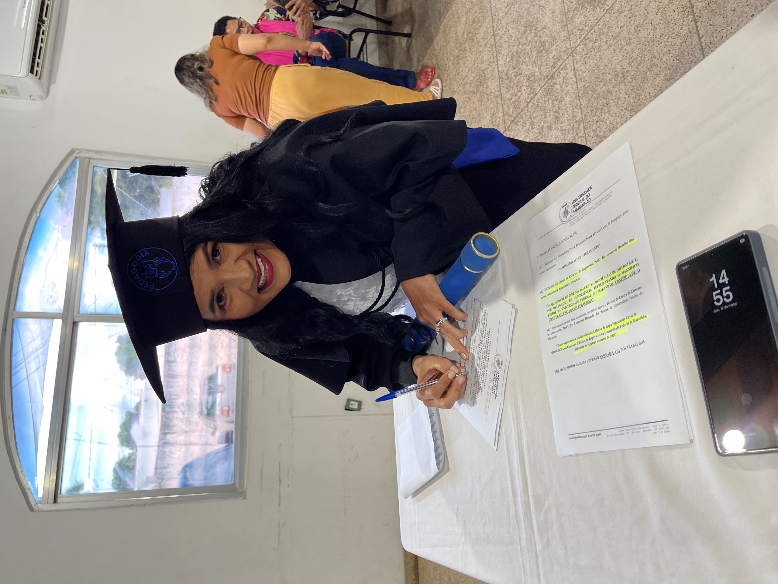 Devido a aprovação em concurso, discente com baixa visão do curso de Pedagogia de Imperatriz cola grau em cerimônia especial