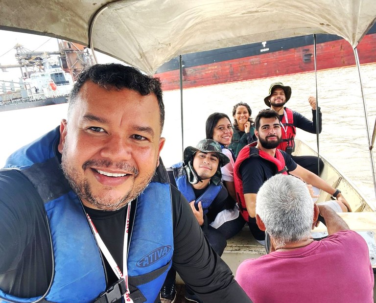 Discentes de Oceanografia da UFMA analisam água superficial no Estreito dos Coqueiros, em São Luís