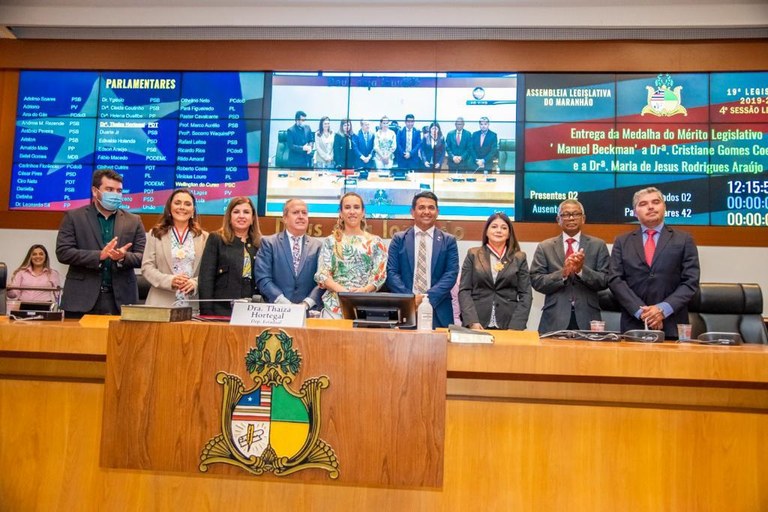 Docente recebe medalha Manoel Beckman do Poder Legislativo (2).JPG