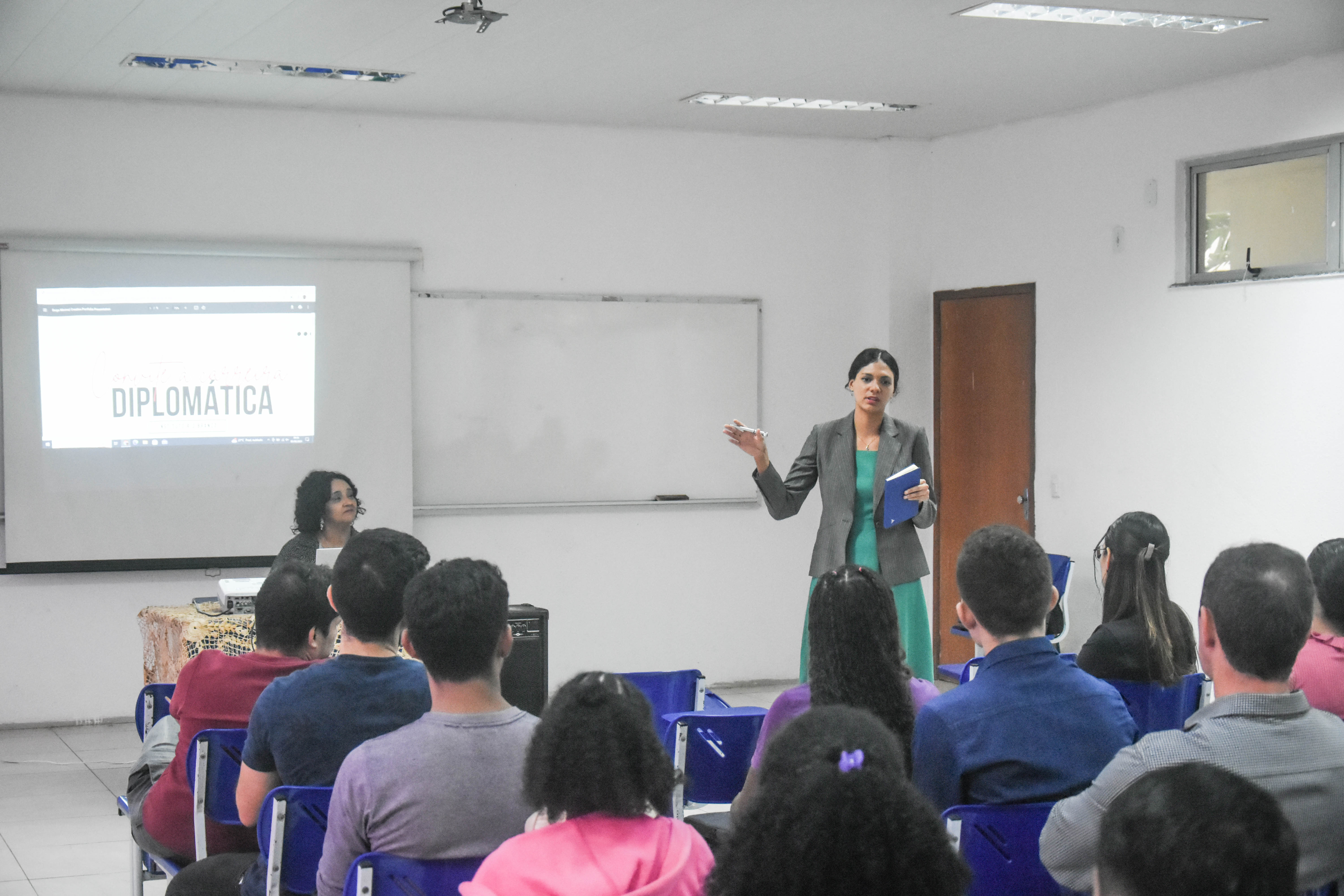 Egressa da Universidade Federal do Maranhão e diplomata realiza a palestra para incentivar a carreira diplomática