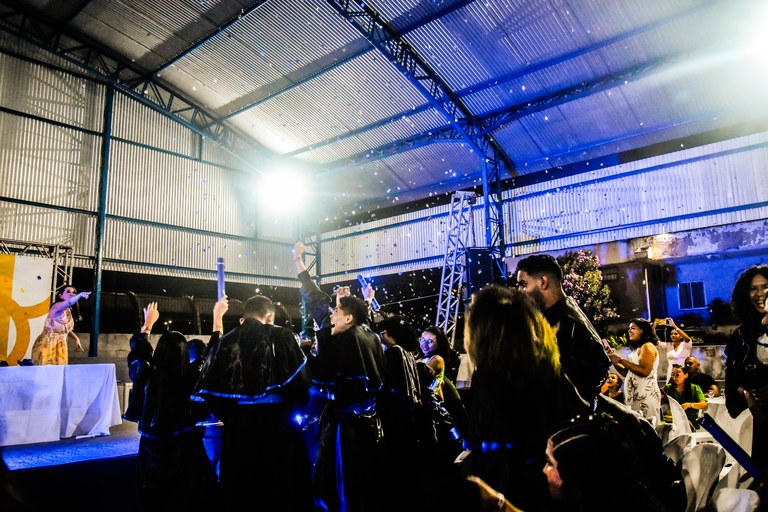 Emoções marcam a noite dessa quinta-feira, 14, na formação de estudantes do Colégio Universitário