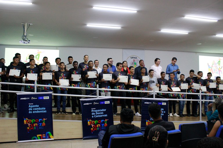 Entrega de certificados do Projeto Oportuniza Mais reúne formandos e familiares em Codó