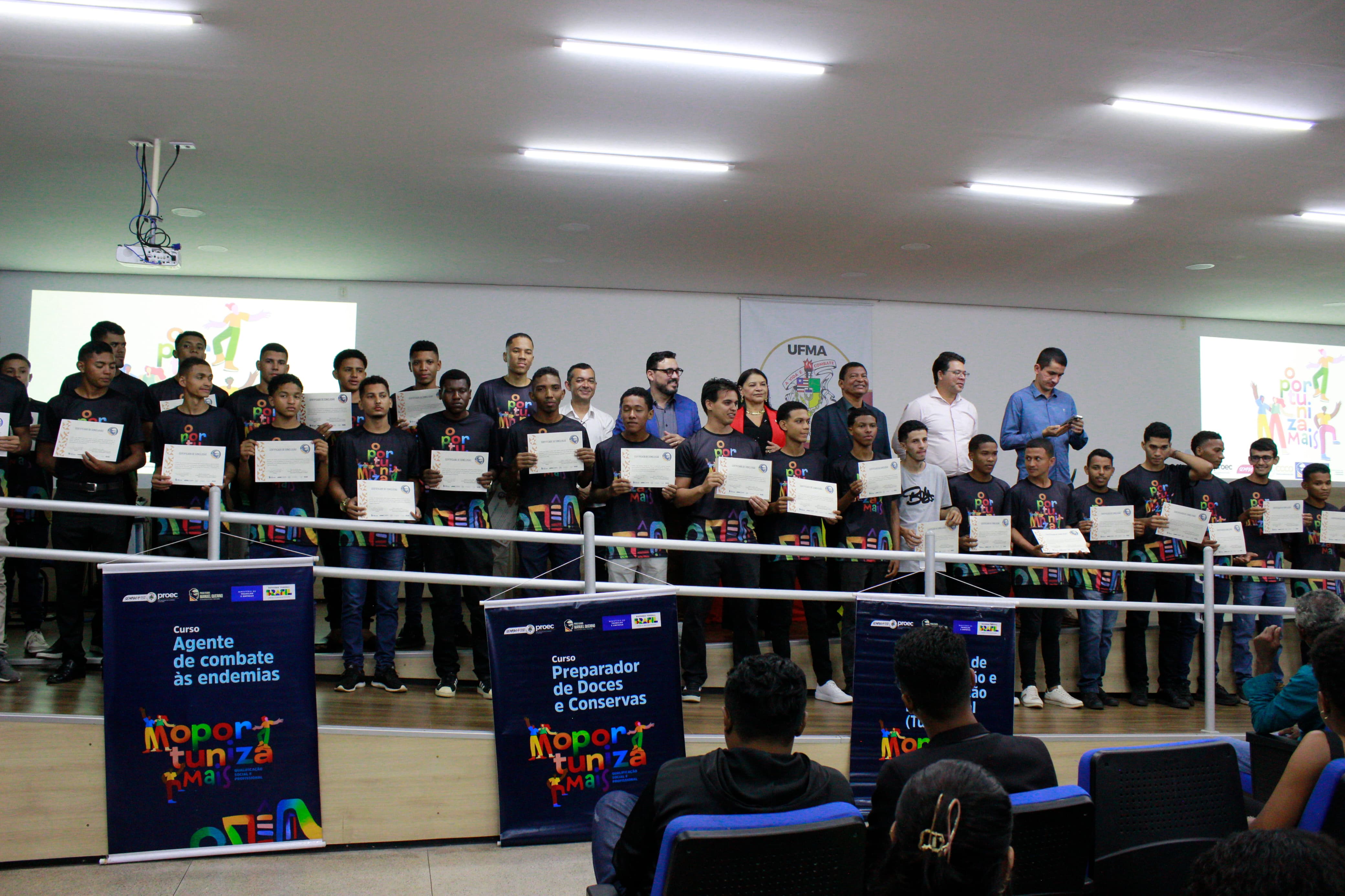 Entrega de certificados do Projeto Oportuniza Mais reúne formandos e familiares em Codó