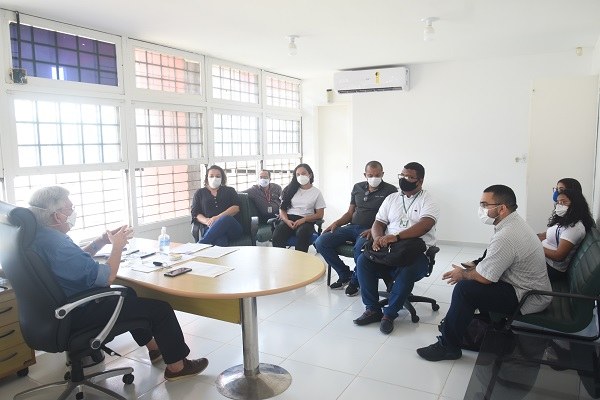 Estudantes de Enfermagem do câmpus de Pinheiro e o DCE se reúnem com o reitor Natalino Salgado.JPG