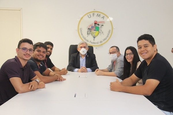 Reitor Natalino Salgado recebe professor e estudantes do câmpus de Bacabal.jpg