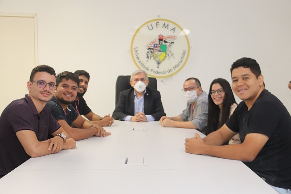 Reitor Natalino Salgado recebe professor e estudantes do câmpus de Bacabal.jpg