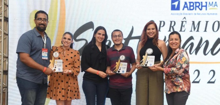 Estudantes ganham os três primeiros lugares na categoria trabalhos acadêmicos na premiação de recursos humanos.jpeg