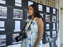 Exposição fotográfica “Olhos que sentem” produzida por graduanda com deficiência visual amplia debate sobre inclusão e acessibilidade