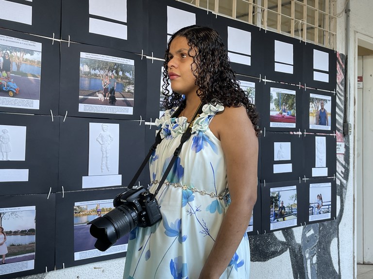Exposição fotográfica “Olhos que sentem” produzida por graduanda com deficiência visual amplia debate sobre inclusão e acessibilidade