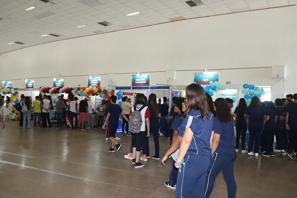Feira das Profissões abre com estudantes ávidos para conhecer cursos da UFMA.jpg