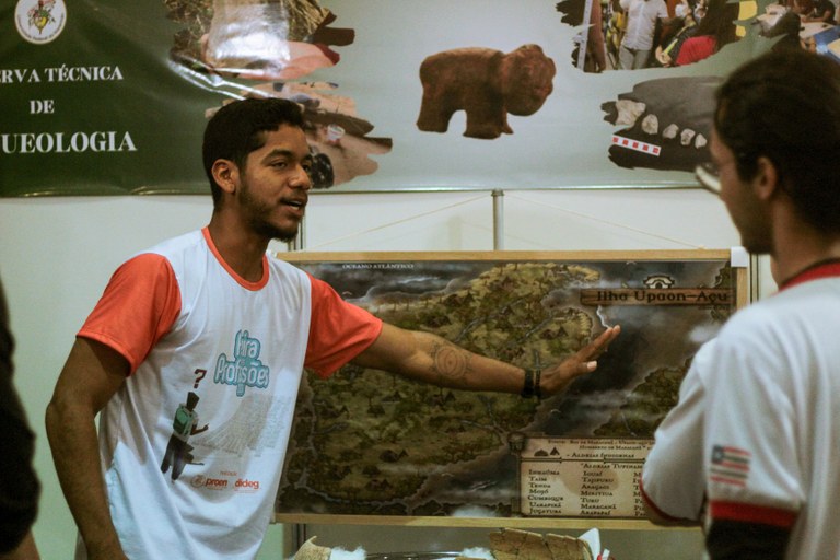 Feira das Profissões da UFMA reúne professores, graduandos e secundaristas em evento que garante contato com diversos cursos de graduação