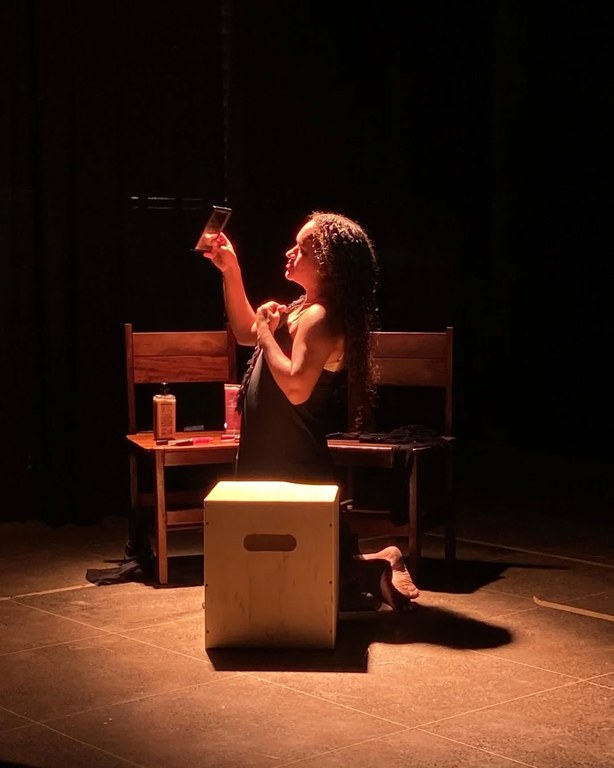 Inclusão acadêmica: primeira aluna surda e trans do curso de Teatro se forma na UFMA